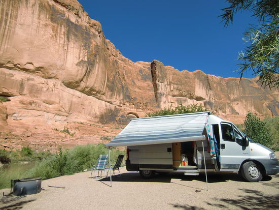 Ist das nicht schön?
Direkt am Colorado River mit Blick auf die irren Felwände!