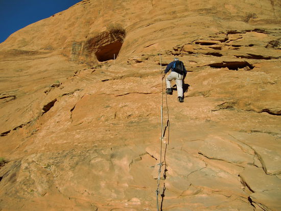 Sieht gefährlicher aus als es ist! Wir hatten auch schon Bedenken als wir von Stahlseilen und Leiter gelesen haben!
War aber ganz einfach!
Sind auch viele älter Leute hier hoch!