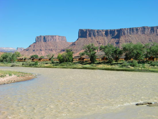 Wir sind nach dem MacDonald Aufenthalt den Hwy. 128 entlang gefahren- immer am Colorado River entlang.
Hier auf dem Foto soll die Stelle sein wo man 1950 den Western 'Rio Grande' gedreht hat und man soll noch Reste der alten Filmkulisse sehen!
Wir haben nichts  gesehen!
Heute stehen da Touristen-Cabins und eine Pferderanch findet man dort.