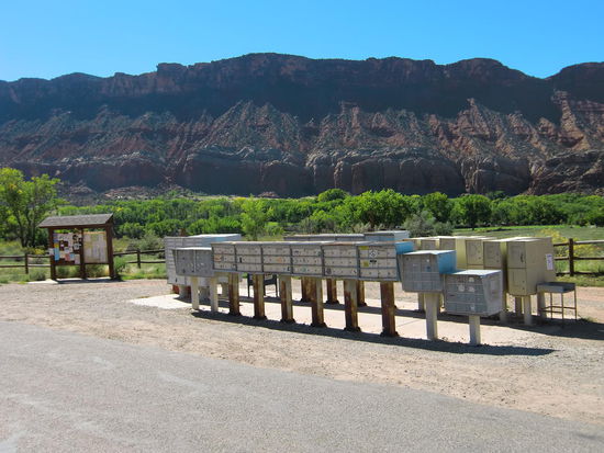 Castle Valley  war eine Überraschung!
Man fährt durch die Wüste auf ein Plateau und findet dann einegrüne Oase!
Hier am Eingang des Ortes sind alle Briefkästen der Einwohner auf einem Fleck zu finden!
Jetzt aber zurück auf unseren CP. Wir wollen uns noch einmal einen schönen Nachmittag machen und die Sonne genießen!
Wenn ich da schon  gewußt hätte was gleich passieren wird!!!!????