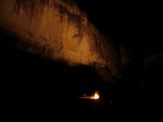 Das abendliche Sound- und Light-Spektakel!
Das Ausflugsschiff fährt im Dunkeln vor uns auf dem Colorado River!
Unser Lagerfeuer sieht man im Vordergrund.
Das Grillen klappte heute vorzüglich mit Steak und Würstchen!
Jetzt  weiß ich auch warum alle Amerikaner Lagerfeuer machen!
Es beruhigt unglaublich die Nerven wenn man in die Flammen blickt!!!
Die Abende sind hier nahe der Felswand sehr warm da die Felsen die Wärme nachts abgeben was wir sehr angenehm finden!