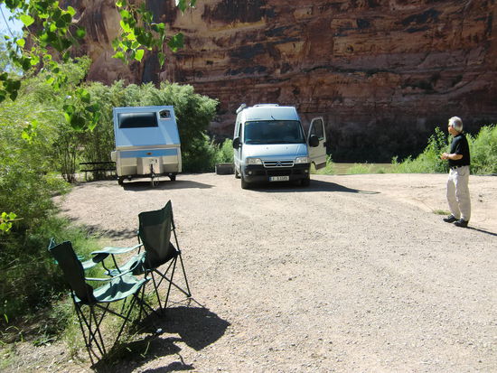 Unser Stellplatz war besetzt!!!!!!
Das war doch eine Frechheit!
Ich habe außer dem normalen gelben kleinen Besetzt-Zettel einen großen weißen Zettel hingehängt mit 'occupied' und Leaving 10/2 d.h. Abfahrt 2.10.!
So etwas kann man nicht übersehen!
Jetzt hing dort ein weiterer Zettel:
Liebe Camper,
Wir haben den Platz versehentlich (!!!!!! die wollen mich verarschen?) belegt und nachdem wir uns installiert hatten (was gibt es hier zu installieren? Hier kann man nur parken!) bemerkten wir unseren Irrtum und haben für Sie gegenüber Platz 10 reserviert ( klar - nahe der Strasse, ohne Blick auf Fluss und Felswand!!!!) da Sie ja morgen abfahren (bestimmt der das? Wir haben verlängert da ja die NP geschlossen sind!) wird Ihnen das bestimmt nichts ausmachen! 
Doch - und was mit das was ausmacht!!!!!
Ich habe vor lauter Wut an denen ihren Anhänger getreten bis Gregor mich wieder etwas runter brachte!
Die halten uns wohl für total blöde!? 
Der Campwart hatte für diese Aktion auch nur ein Wort übrig: Asshole (Arschloch!).
Gegen Abend kam dann ein älteres Ehepaar an (keine tätowierten Proleten wie ich  angenommen habe!!!); beachtete uns überhaupt nicht - so als wären wir Luft!
Sie sprachen Französisch - Franko-Kanadier!
Da konnte ich nicht mehr: Wäre nett wenn Sie Entschuldigung sagen würden!
Wieso? Wir haben doch einen Zettel geschrieben! Sie sind Deutsche,  ja? Mit Deutschen habe ich immer Probleme!
Ich konnte nur noch auf Englisch Unverschämtheit anbringen und etwas wie ' in ihrem Alter .... soziales Benehmen usw.
da sagte er Shut up! und fuhr weg auf den Platz gegenüber.
Ich konnte mich aber gleich beruhigen und wir hatten einen wunderschönen idyllischen Grillabend!