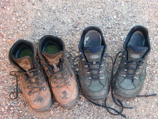Warum sind meine Schuhe (links) immer so schmutzig und Gregors Schuhe immer sauberer obwohl wir die gleiche Wanderung gemacht haben!?