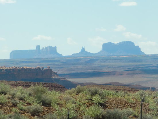 Am Nachmittag die Aussicht auf das Monument Valley vom Goosenecks State Park aus als Scherenschnitt!