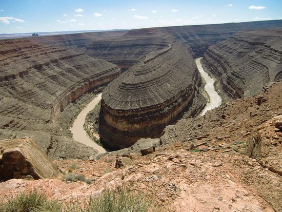 Unbeschreiblicher Blick in die Tiefe auf den San Juan River der sich sein Bett tief in die Wüstenberge gegraben hat!