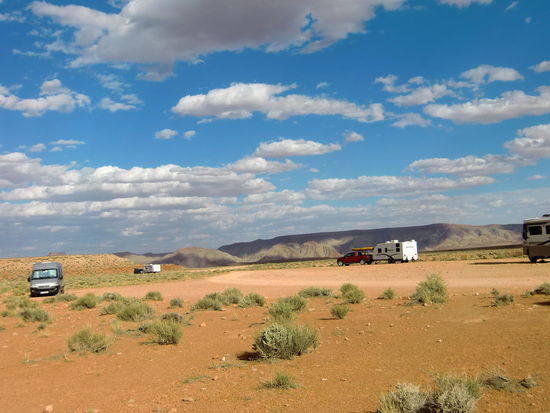 Hier auf dem Plateau des Goosenecks State Park konnte man kostenlos stehen/übernachten. Das Plumpsklo war geöffnet - aber es gab keinen weiteren Service wegen des Haushaltsstreits in den USA und so quollen die Mülleimer schon über!
Unterwegs kamen wir hinter Bluff an einer Recreation Area vorbei mit CP. Dort waren die Registrierungszettel noch vorhanden; lediglich ein Schild wies daraufhin daß der CP geschlossen sei und es keinerlei Service geben würde. Die Toilette war aber auch geöffnet und es gab keinen Hinweis darauf, daß die Benutzung des CP verboten sei - auch wenn er geschlossen ist.
Wir wären hier geblieben; wollten aber näher zum Monument Valley und fuhren weiter. Schade, denn hier hätten wir windgeschützt gestanden am Fluss unter Bäumen in einer Senke!
Die Nacht war noch fürchterlicher als der Nachmittag. Für den Grand Canyon waren starke Windböen vorausgesagt worden die wir auch hier mitbekamen. Es stürmte fast die ganze Nacht!