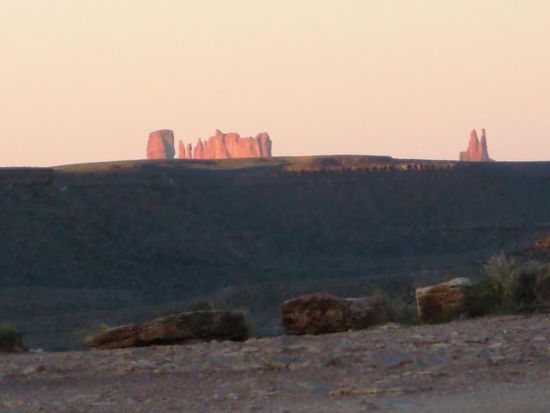 Bei nur 10 Grad im Auto ging ich trotzdem frisch aus dem Bett nach draußen um dieses morgendliche Foto zu machen vom Monument Valley in der Ferne (noch ca. 30 km).