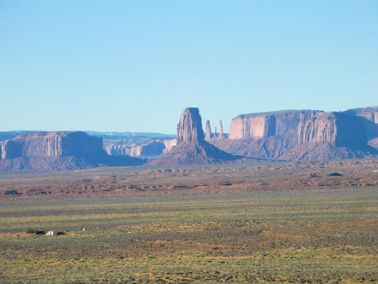 Wir wollten uns eigentlich beim Visitor Center im Monument Valley erkundigen ob die NP wieder offen sind. 
Nur kommt man nicht dorthin ohne schon vorher den Eintritt von 5$ p.P. bezahlt zu haben.
Das wollten wir nicht, denn mit unserem Auto wollten wir die Erdstrasse um die Monumente herum im Valley nicht fahren.
Wir fragten einen französischen Touristen und er wußte definitiv daß die NP noch alle geschlossen sind.