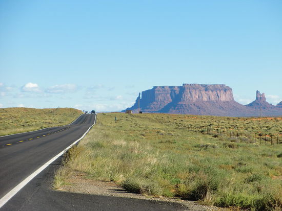 Monument Valley: Rückfahrt!
Wir entschlossen uns nicht weiter zu fahren! Was sollen wir in Flagstaff und vielleicht nutzlos 2 weitere Tage warten auf die Öffnung der NP?
Es weiß niemand wie lange das dauern wird!
Wir werden den Grand Canyon jetzt nicht sehen! 
Die Maßnahme die NP zu schließen finde ich absolut unverständlich und unfassbar!
Natur sollte ohnehin für jeden zugänglich sein; hier in Amerika muß man dafür schon mal Eintritt bezahlen! Und dann wird einem der Zugang auch noch versperrt!
Aber ja - Amerika- das Land der 'unbegrenzten' Möglichkeiten!
Hier ist alles begrenzt und alles - wie man sieht - möglich, oder eher unmöglich!
Zum Glück empören sich die meisten Amerikaner ebenso darüber und schämen und entschuldigen sich für diese unmögliche Anordnung der Regierung!
Gregor sagte einmal einem Ami' Na ja -das macht doch nichts! Regierungen sind wie das Wetter!
Wieso, fragte der Ami, wie das Wetter!?
Gregor:' Das wechselt öfter!'
Fand der Ami richtig gut!
Wir fahren zurück nach Moab und dann weiter die Autobahn nach Norden.