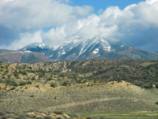 Bei Moab sahen wir dann die schneebedeckten Berge!
Wir kauften dort ein und fuhren ca. 10 km zurück zu einer Rest Area auf der wir übernachten wollten.
Plötzlich wurde es dunkel - ah, Wolken vor der Sonne!
Aber nein - da stellte sich so ein Wohnmobil-Bus direkt neben uns obwohl der riesige Platz total frei war und wir auf dem letzten Platz in der Ecke standen!
Ich bin allerdings nur halb ausgerastet! Die Deutschen machen es genau so. Das war jetzt keine rein amerikanische Rücksichtslosigkeit!
Zum Glück ließ er den Motor nicht laufen!
Das machte dann um 22 Uhr ein Truck hinter uns. Die ganze Nacht und noch bei voller Beleuchtung!
Ich war wieder total entnervt!
Gregor ist der Meinung ich sollte, zurück in Deutschland, gleich einen Erholungsurlaub 'all in' buchen um meine Nerven wieder in den Griff zu bekommen!
Ich konnte nur mit Ohrstöpseln irgendwann nachts einschlafen!
Der Truck fuhr erst um 8 Uhr morgens wieder los! Die deutschen LKW-Fahrer haben da ein härteres Leben. Solange Ruhepausen können die nicht einlegen!
Es wird Zeit daß in Amerika der Spritpreis teurer wird und eine Umerziehung in Sachen Umwelt stattfindet!
SAMSTAG,  5.10.:
Wir sind zum Frühstücken woanders hin gefahren. Vorher haben wir in Moab noch beim 'Drive-in-Automat' der Bank Geld geholt.
Hier wird alles im Auto gemacht!!!!!
z.Zt. sind wir auf dem Weg nach Denver und wollen zügig in den Osten der USA. Mals sehen was es dort gibt!?
Die State Parks in den USA sind geöffnet und so wollen wir uns unterwegs was ansehen. Was - wissen wir noch nicht da wir von der Fahrt hier weiter keine Infos und Unterlagen haben.
Wir sind gerade vorm Visitor Center in Fruita und wurden von einem sehr alten freundlichen Paar beraten.
Wieder die Rentner die arbeiten müssen!?
Mal sehen - bin selbst gespannt - wie ich mein neues Kapitel betiteln werde!?
Wir sind auf jeden Fall bis Denver gekommen und haben dort übernachtet!  Siehe unten - Fotos!