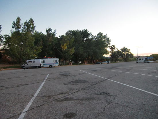 Vielleicht suchte der Fahrer des großen Wohnmobils nur Schutz bei uns weil er Angst hatte alleine zu stehen!?
Der Truckfahrer mit dem die ganzen Nacht laufenden Motor parkte später hinter uns. Es hat mich schon verwundert, daß die anderen 7 Truckfahrer - die alle ihre Motoren ausgeschaltet hatten -sich nicht über den Lärm beschwert haben. Schließlich mußten auch sie bei diesem Lärm schlafen!
Aber ein Amerikaner wird wohl mit dem Geräusch eines laufenden Automotors groß gezogen und empfindet ihn als Musik!!??