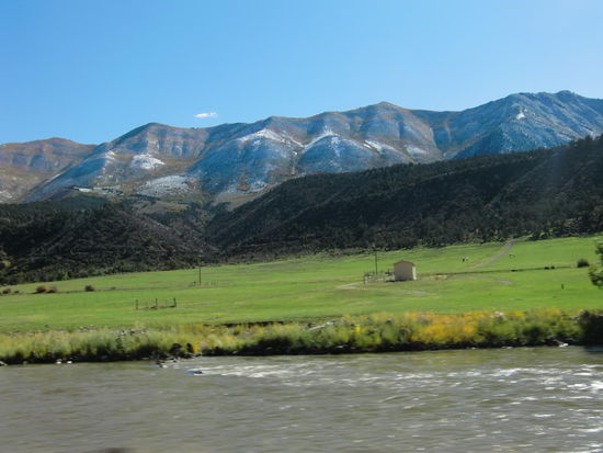 Mein Wunsch nach mehr'Farbe' wurde prompt erfüllt!!!
Die Landschaft verwandelte sich von Wüste in ein liebliches Gebiet mit Gebirgsfluss und bunten Hängen und dazwischen eine saftige grüne Wiese!