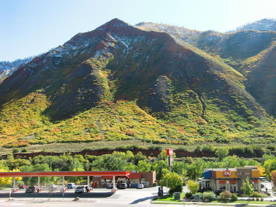 Die bunten Hänge waren wunderschön!
Gregor meinte, in den Alpen würde es genau so aussehen! Dann wird es Zeit daß wir mal dorthin fahren - denn  im Herbst war ich noch nie in den Alpen!
Auf den Spitzen lagen noch Schneereste!