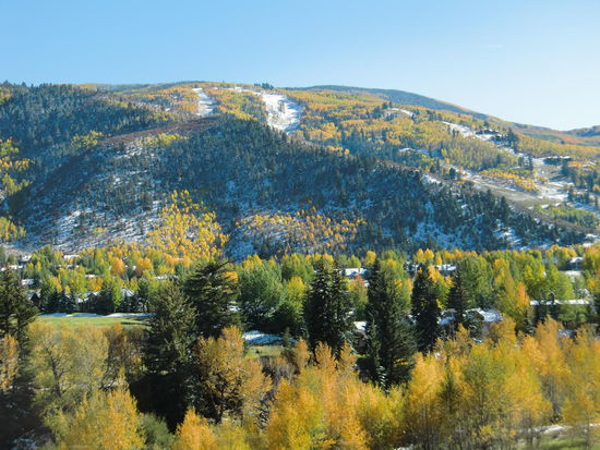 Wir sind im Skigebiet der Rocky Mountains! Es hat hier ordentllich geschneit!
Es ist sonnig aber kalt!
Leider konnten wir uns deshalb hier nicht länger aufhalten, denn wir wollten die zwei hohen Pässe heute noch hinter uns haben und Denver erreichen!