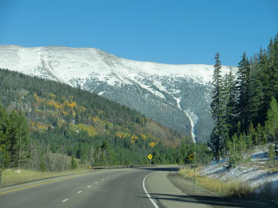 Zwei über 3.000 m hohe Pässe haben wir gerade hinter uns.
Die Autobahn war vorzüglich ausgebaut und führte langsam aber stetig bergauf. Sehr angenehme Fahrt!
In Idaho Springs haben wir getankt. Der Ort war sogar ausnehmend hübsch da es viele wunderschöne viktorianische Häuschen gab. Leider sind sie rechts und links der Strasse und plötzlich - ohne daß ich ein Foto machen konnte - waren wir wieder auf der Autobahn.