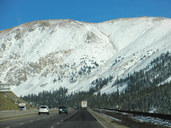 Wir sind dann bis kurz vor Denver gekommen und wollten auf einer in der Karte einzeichneten Rest Area übernachten.
Und die gab es dann gar nicht!
Wir hätten oben auf dem Berg übernachten können, aber hinter uns lag eine geschlossene Schneedecke und vor uns - ca. 800 m tiefer - sahen wir Denver in der Prärie liegen - das versprach mehr Wärme!
Wir entschlossen uns zur Weiterfahrt - entweder State Park CP 60 km oder nächste Rest Area 110 km!?
Es wurde schon dämmrig, aber kaum auf der Autobahn überholte uns ein Walmart-Truck! Ja klar - natürlich! Walmart ist die Lösung!
Gregor, fahr mal hinter dem her!
Gut gesagt - nur fuhr der Truck 120 km/h und es waren nur 90 km/h erlaubt!
Aber Gregor hat nicht nur Adleraugen um Tiere zu entdecken - nein, er entdeckte auch das Walmart-Schild!
Kaum geparkt - Gregor:' Ich gehe mal Jeans kaufen!`
Nach über 600 km und voller Konzentration auf die Strasse und Landschaft wäre mir das nie eingefallen! Überhaupt dieses verhasste Einkaufen! Und dann noch Kleidung: aussuchen, ausziehen, anziehen, gucken uswe.! Gräßlicher Gedanke!
Ich machte lieber im Auto einen großen Salat mit Hühnerbruststreifen und Knoblauchbaguette!
Dann konnte ich mich hinlegen und diese Ruhe genießen - endlich mal allein im Auto und auch von außen kein Lärm! Herrlich!
Später bin ich noch einmal mit in den Non-Food-Walmart (24 Std. geöffnet) weil Gregor sich nicht für eine Jeansjacke entscheiden konnte.
Beim Bezahlen waren nur noch Schalter zum 'self-cash' wie bei IKEA geöffnet. 
Als wir unschlüssig darauf warteten bis eine Bezahlstelle frei würde und dabei die ausgeflippten Jugendlichen betrachteten, kam eine Verkäuferin und nahm uns mit zum Bezahlen.
Die Jugendlichen sind zum Glück hier auch nicht normal, denn sie  wunderte sich was hier heute los sei weil so viele crazy people heute hier wären!
Ich habe wunderbar und ruhig auf dem Walmart Parkplatz geschlafen!!!
Morgen geht es weiter - immer gen Osten durch die Prärie.
Starker Wind und kalte Nächte sind angesagt bis Montag. Danach soll es wieder wärmer werden!