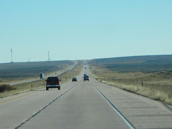 Fahrt ab Denver nach Osten durch die Prärie!
Hier ist allerdings nicht alles total platt wie in Kanada sondern es gibt auch viele Bäume und es wird ausgiebig Landwirtschaft und Viehzucht betrieben. Mein Wunsch nach einer Kultur- und/oder Agrarlandschaft wurde prompt erfüllt!
Die Autobahn war allerdings nicht gut; viele Querrillen - und wenn wir dann mal standen war das die reinste Erholung! Kanada ließ grüßen!