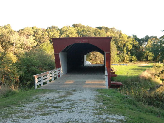 Die Roseman Bridge!
Gregor konnte sich an den Namen der Bridge erinnern aus dem Film 'Die Brücken am Fluss'.
Nachher habe ich bei Wikipedia gelesen daß man nicht dort, sondern bei einer Cedar Bridge gedreht hat. Aha - deshalb war hier auch keinerlei Hinweis zu finden auf den Filmdrehort!
Sie sah aber in meiner Erinnerung genauso aus!
Die Cedar Bridge soll durch Brandstiftung vernichtet worden sein; ebenso das Farmhaus auf dem gedreht wurde!
Fühlten sich hier die Leute im Mittleren Westen durch den Film verunglimpft!?
Wir fuhren auf einer Gravelroad zu dieser einsamen Oase! Ruhig mitten im Wald lag die Brücke - wegen Einsturzgefahr für den Autoverkehr gesperrt. Und beim durchlaufen knarrte es gewaltig!
Vorher wurden wir noch von einem Ami gestoppt an einer Kreuzung da er er es unfassbar fand aus Europa mit dem eigenen Auto in die USA zu kommen. Er war mal in Holland und hat eine Holländerin geheiratet. Das muß er seiner Frau unbedingt gleich berichten!
Jetzt kommen bald viele Holländer mit eigenem Wohnwagen nach Amerika!!??