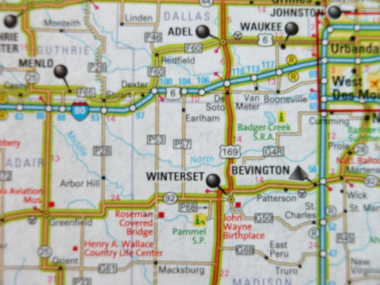 Unsere Karte von den USA!
Da alle Visitor Center geschlossen hatten und wir sonst keinerlei Infos über die Strecke hatten, mußte die Karte herhalten!
So entdeckten wir die Roseman Bridge. John Waynes Birthplay war uns egal!
Und die Stelle wo der erste  große Zugüberfall im Westen stattgefunden hat - ebenso!