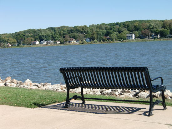 Hier verbrachten wir eine erholsame Stunde auf der Bank am Mississippi