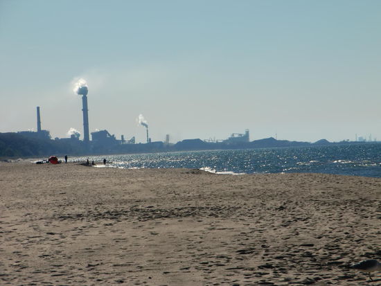 Am Strand sah es dann so aus! 
Aber es war trotzdem ganz angenehm hier. Die Gegend ist nun mal eine Industriehochburg.