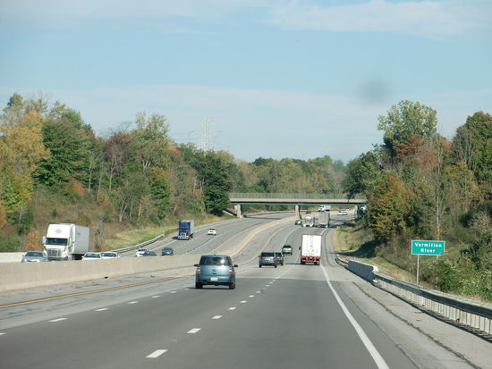 Die Landschaft war der in Deutschland so ähnlich daß wir das Gefühl hatten 'in einigen hundert km sind wir zu Hause'!
In Illinois wurde per Laufband über der Strasse darum gebeten 'vorsichtig zu fahren da es in diesem Jahr schon 771 Verkehrstote in Illinois gegeben hätte'!