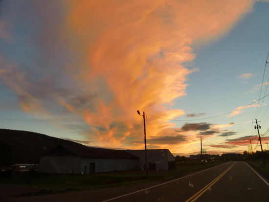 Superschöne Wolkenbildung beim Sonnenuntergang vor Elmira
(Nur leider habe ich vergessen, daß die Windschutzscheibe verschmutzt war)