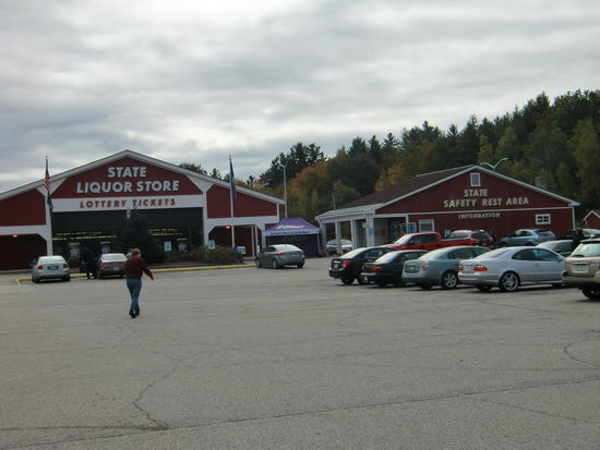 Rest Area vor Boston!
Schon sehr widersprüchlich: Der Liquor Shop hatte eine riesige Auswahl.
In New Hampshire gibt es keine Steuer auf den Alkohol - und auch keine Einkommenssteuer - und so kaufen die Bostoner fleißig ein. 
Warum man dann die Flaschen noch in Tüten packt? Jeder weiß doch was man hier kauft - und einen anderen Laden gibt es hier nicht!
Kaufte eine Flasche spanischen Rotwein der auch wie die vielen einheimischen Sorten 10$ kostete.
Billiger wäre Bacardi gewesen (2 Liter für 20$). Und Jägermeister gibt es auch hier überall. Diesmal im Sonderangebot mit Kühler und Pumpe und 4 Gläsern im Paket für 33$!