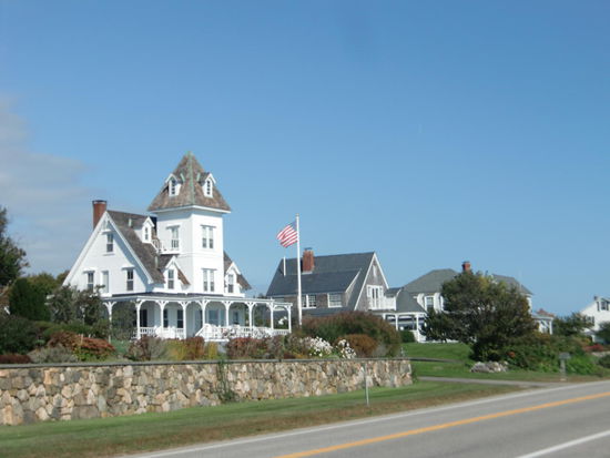 Villen an der Küstenstrasse von Porthmouth.
Die Familie Bush soll hier ein großes Gelände besitzen.