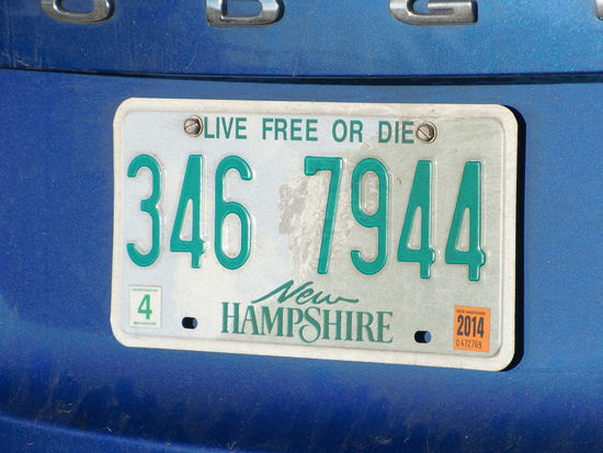 Der Staat New Hampshire wirbt mit dem Slogan: Lebe frei oder stirb!
Wie krass ist das denn??????
Ich konnte es erst gar nicht glauben als ich es auf einem Schild an der Grenze von Vermont zu New Hamsphire gelesen habe.
Wie krank muß man sein,  solch einen Slogan zu ersinnen!?
Aber das schreiben die doch auch noch auf das Nummernschild der Autos!!!
Was verstehen die denn unter Frei Leben!?
Ich hätte alle Verbotsschilder mal fotografieren sollen die wir unterwegs gesehen haben!