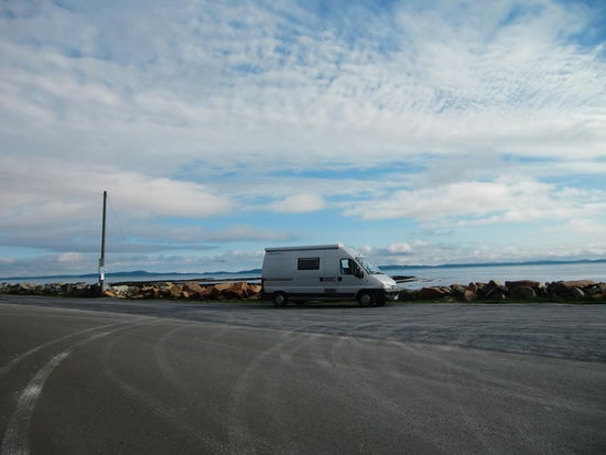 In St. Andrews am Strand hatten wir noch einmal 'Blickkontakt' mit den USA auf der gegenüberliegenden Landseite!
Ab und zu kam die Sonne heraus und es war angenehm mild!
Da schmeckte der Cappuccino und der Kaiserschmarrn (wir müssen unsere Lebensmittelvorräte aufessen!).
Hier in St. Andrews trafen wir ein deutsches Paar das ebenfalls mit eigenem Auto aus Deutschland hier unterwegs war.
Die machten die Reise noch eine Nummer härter als wir: mit kleinerem Auto und ohne Toilette!