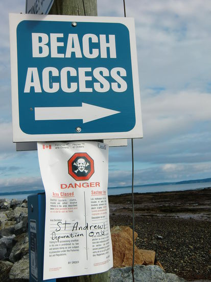 Mit diesem Schild wurde am Strand von St. Andrews darauf hingewiesen daß hier  gefangene Meeresfrüchte (Muscheln, Austern,  u.ä.) giftig seien!
Warum und um welch toxischen Wirkstoff es sich handelte konnten wir nicht erkennen!