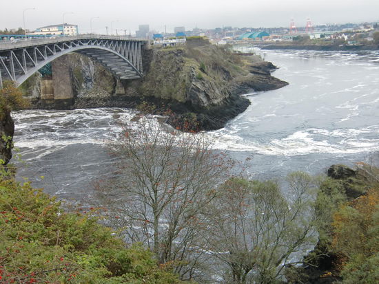 Die Reversing Falls in St. John am Abend des 17.10..: Da fließt der Fluss noch in Richtung Bay of Fundy nach links auf dem Foto!
Danach hatten wir eine ruhige Nacht. Die beiden Lokale schlossen später und wir standen alleine auf dem Parkplatz.
Am nächsten Morgen hat es mich dann schon berührt daß in ganz St. John Plakate hingen auf denen ein junges 19-jähriges Mädchen gesucht wird das man zuletzt hier am Reversing Fall-Parkplatz letztmalig gesehen hat am 28.9.!