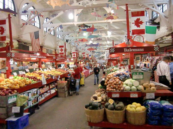 Markthalle in St. John: Hier ging es gemütlich zu. Wir wußten später auch warum - alle Leute waren mit ihren Autos in den Einkaufscentern vor der Stadt!
Das bleibt uns hoffentlich in Deutschland erspart!!!! Noch schätzen die Deutschen die Läden um die Ecke und auch die Kleinmarkthalle in Frankfurt ist immer supergut besucht!
Es gab hier sogar Fisch zu kaufen! Schwertfisch, Thunfisch, Kabeljau, Lachs u.v.m. Kg-Preis so um die 18-20 Euro. Sogar Froschschenkel!
Was mir aufgefallen ist: Hier  sehen einen die Leute auch wieder direkt an wenn man etwas fragt und reden ruhiger - in Amerika blicken die alle gehetzt in alle Richtungen und reden drauf los!