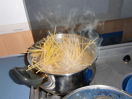 Da Gregor mit Hexenschuss im Bett mit hochgelegten Beinen liegt mußte ich die letzten Lebensmittelvorräte verkochen! Nudeln mit Sauce ist eigentlich Gregors Domäne!
Gregor scheint es aber nicht so schlimm zu gehen denn als er mich fragte was das sei 'Spaghetti - das sieht man doch' antwortete er:' Sieht eher aus wie 'Igel im Wind'!
Die Lebensmittel haben wir optimal verbraucht: alles weg!
Der Kaffeefilter hat kurz vor Reiseende beschlossen doch noch auseinander zu brechen!
Leider verbrachten wir den 2. Tag im Fundy NP ausschließlich im Auto. Da wir Stromanschluss hatten konnte ich ausgiebig im Internet surfen und Musik hören!
Ansonsten ein deprimierender Regentag. Davon  hatten wir in 5 Monaten bisher nur 5 volle Regentage! Wir sind wahnsinnig froh darüber, denn Regen bedeutet auch gleich 'keine Sicht' und wir hätten so viele schöne Dinge ganz einfach ' nicht  gesehen'!