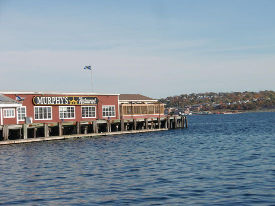 Halifax Waterfront.
Im Visitor Center erfuhren wir, daß nur noch ein CP oberhalb von Peggys Cove geöffnet haben soll.
Das war uns aber zu weit!
Wir übernachteten dann doch lieber auf dem Superstore Parkplatz.