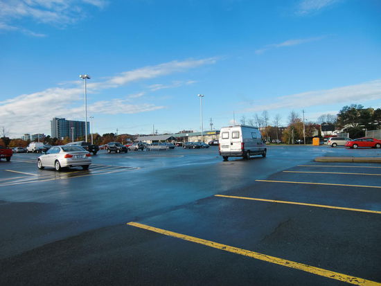 3 Nächte verbrachten wir hier auf dem Superstore-Parkplatzder 24 Std. geöffnet hatte.
Wir brachten am Donnerstag morgen die Gasflasche zurück und konnten im Gulli unsere Toilette entleeren und das restliche Wasser entsorgen sowie den Müll.
Später erfuhren wir daß man für eine Gaaflasche nur ca. 5 $ bekommen soll bei einer Recyclingstelle.
Allerdings hatten wir wider Erwarten keine Heizung benötigt; auch der letzte Tag war mild obwohl es wie die zwei Nächte vorher immer geregnet hat!
Beim Bordbatterie abklemmen wußten wir auch für was die alles zuständig war als der Gastrennschalter nicht mehr ging - und später - alles war gemacht - konnten wir die Treppe nicht mehr einfahren! Aber das war alles kein großer Akt!
Letzter Blick auf unseren 'Humbi'!
Gregor fuhr alleine zum Hafen der ja nur ein kurzes Stück entfernt war. Ich blieb im Aufenthaltsraum des Superstore mit dem Gepäck zurück.
Als ich dann 2 1/2 Std. warten mußte wurde ich immer nervöser! Hoffentlich ist mit der Autoabgabe im Hafen nichts schief gelaufen!?
Dann endlich kam Gregor!
Es lief alles gut. Nur als er im Hafen ankam machten die Angestellten bei der Abfertigung erst einmal 'Kaffeepause'!!!!
Und dann wartete er mit den anderen Leuten 20 Min. bis sie ihren Kaffee ausgetrunken hatten!
Allerdings wurde hier 'wie Anno dazumal' gearbeitet. Alles mit Zetteln und handschriftlich übertragen usw.
'Ganz schöner Papierkram' meinte ein anderer Tourist in der Gruppe.
Es wurden im Hafen keine Gebühren verlangt obwohl  es die Fa. Seabridge in ihrem Infoschreiben so mitgeteilt hat. Jetzt haben wir noch über 150 $ übrig über die wir uns natürlich freuen!
Ganz genau haben sie es mit den gereinigten Gasflaschen- und Tanks genommen und alles noch einmal persönlich besichtigt. 
Von anderen Reisenden hat Gregor im Hafen viel  erfahren. Um Reifenteilen auf der Autobahn auszuweichen geriet eine Fahrerin in ein tiefes Schlagloch und das löste eine Notabschaltung im ganzen Auto aus. Der Abschleppdienst konnte das Womo weil es so wenig Bodenfreiheit hatte nicht abschleppen. Da kam ein Auflader. Mit Deutschland telefoniert und den Schaden - sprich, irgendwie einen hebel umlegen - behoben.
Viele hatten kaputte Windschutzscheiben.
Jemand mußte fast einen ganzen Tag damit verbringen die Gasflasche entleeren und säubern zu lassen und auch noch für viel Geld! Eine amerikanische Flasche zu kaufen ist wirklich am Günstigsten!
Ein anderer hatte beim Bergauffahren Probleme; das Auto zog nicht mehr. Mit Deutschland telefoniert da hier jeder bei dem unbekannten Modell gleich abwinkte! Er mußte nur die Klimaanlage aus und die Heizung einschalten - und schon zog das Auto wieder bergauf!
Und viele erzählten von schlechtem Wetter! 'Wir nicht' dachte sich Gregor da - welch ein unfassbares Glück!
Er mußte dann zu Fuß ca. 20 Minuten zum Superstore laufen und konnte sich das Taxi sparen da er ja nur einen kleinen Rucksack dabei hatte.
