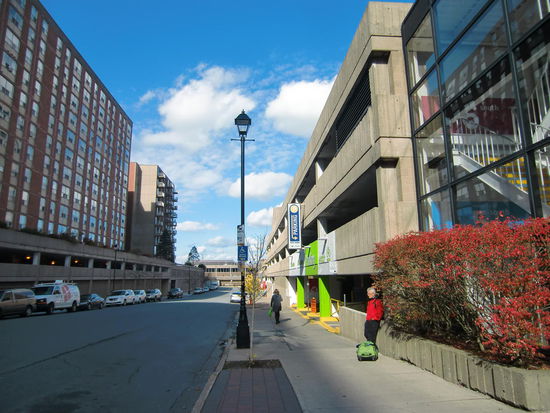 Hier stehen wir wieder wo am 28.5. alles begann: Haltestelle des Buses zum Flughafen!
Für nur 7 $ sind wir zu zweit vom Hafen durch die Innenstadt und hier umgestiegen in den Flughafen-Bus. Das Taxi hätte 80 $ gekostet!
Jetzt sitzen wir auf dem Flughafen von Halifax und warten auf unseren Abflug!
Zu Hause werde ich dann die Schlussbemerkungen schreiben!