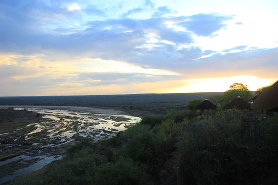 Spektakuläre Aussicht auf den Olifants Fluss von der Restaurant-Terrasse des gleichnamigen Camps
