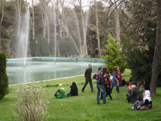 Parkszene vor dem Weißen Shah-Palast in der Saad Abad Palastanlage im Norden Teherans.