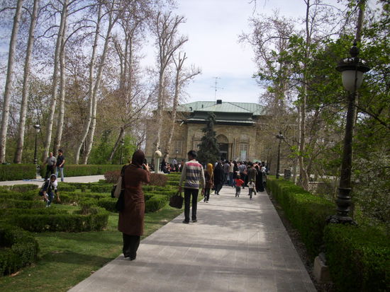 Menschenschlange vor dem Grünen Palast (Pahlavi-Dynastie) - Saad Abad Palastanlage im Norden Teherans.