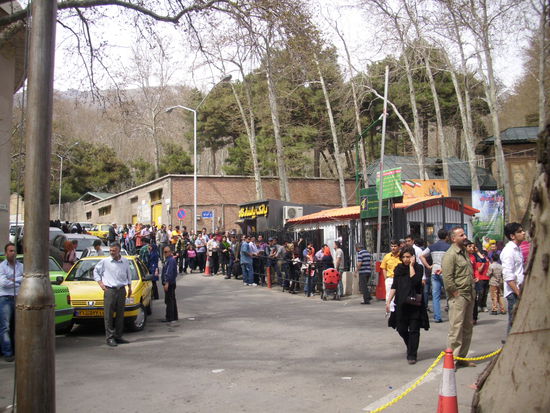 Menschenschlange vor der Saad-Abad Palastanlage im Norden Teherans.