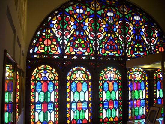 Chehel Sotoon Pavillon - Buntglasfenster im Kalligraphie-Museum im 1. Stock des Gebäudes - 30. März 2013