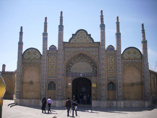 Haupteingang der Imamzadeh Hossein in Qazvin - Grabmoschee eines Sohnes des 8. Imam Ali ibn Musa ar-Rida, erbaut im 16. Jahrhundert vom Safawiden-Schah Tahmasp I. 
30. März 2013