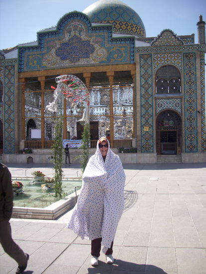 Imamzadeh Hossein - Vor dem Grabmal mit der Kuppel stehe ich im weißen Tschador, der zur Besichtigung von Frauen obligatorisch getragen werden muss. 30. März 2013