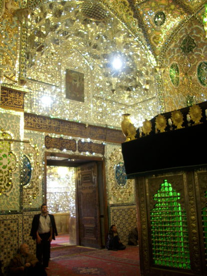 Innenansicht des Mausoleums, aufgenommen von Herrn M. Gharib in der Männersektion. 30. März 2013.