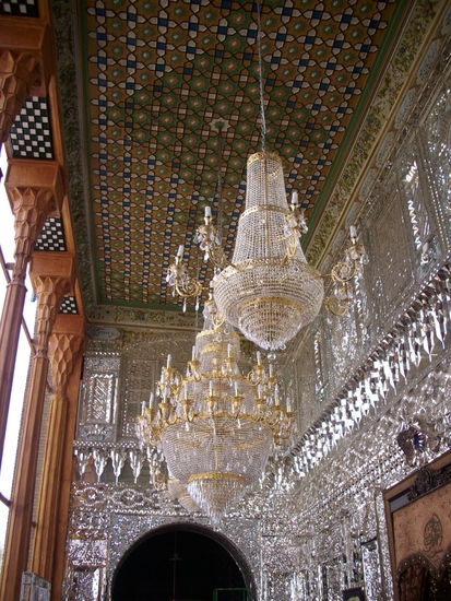 Imamzadeh Hossein - Kristall-Lüster in der Seitenhalle des Mausoleums. 30. März 2013