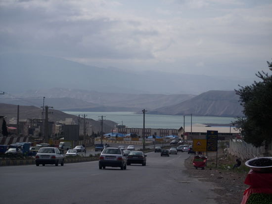 Der Sefid Rud oder Schahbanu Farah Staudamm bei Rudbar, Regen zieht auf. Um den Staumdamm herum drehen sich unzählige moderne Windräder für die Stromerzeugung.
30. März 2013