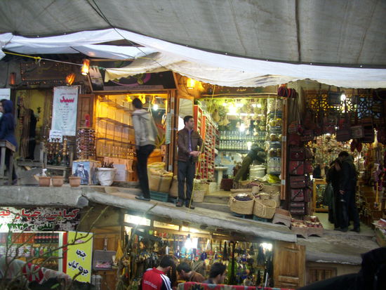 Masuleh, ein terrassenförmig angelegtes Dorf 32 km westlich von Fuman, Anwärter auf den Titel UNESCO-Weltkulturerbe. Hier sieht man die Shops mit hiesigen Handarbeiten und Souvenirs. Das Dorf ist eine Touristenattraktion und liegt in der Provinz Gilan.