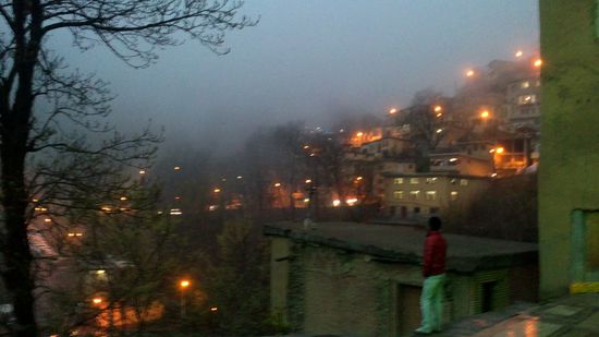 Masuleh bei Einbruch der Dämmerung, eingehüllt in Nebel. 30. März 2013